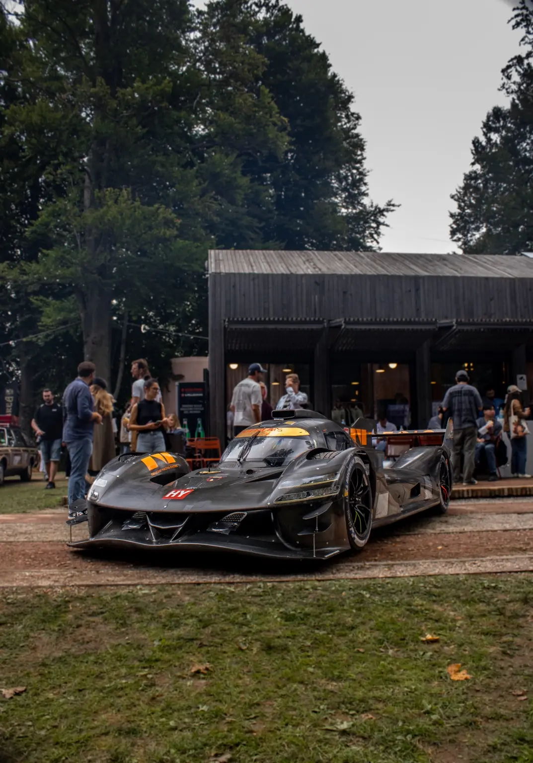 Hypercar scura nell’area di arrivo