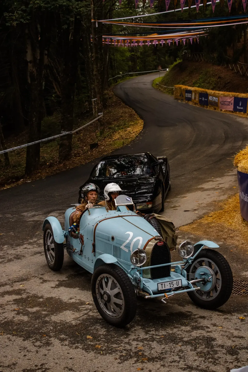 Roadster storica azzurra nell’area di arrivo