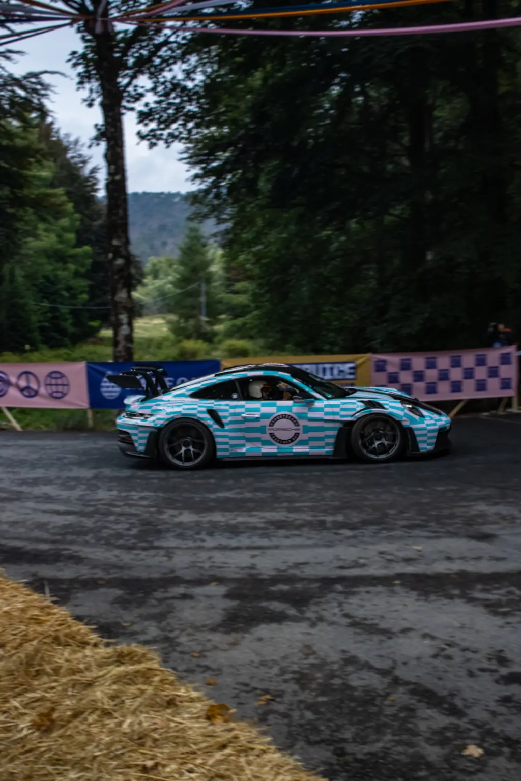 Sportiva da corsa blu e bianca nel paddock