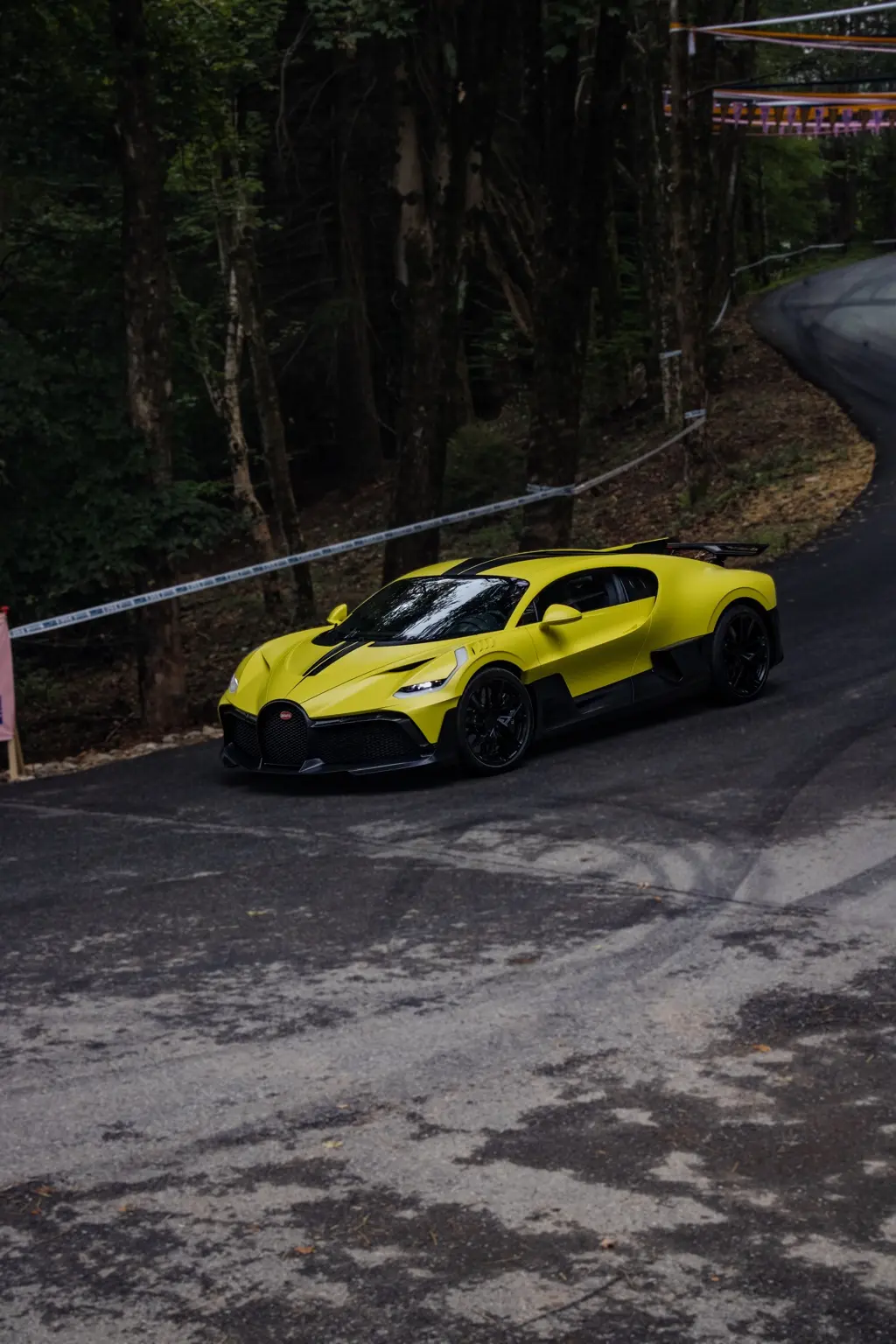 Supercar gialla nell’area di arrivo