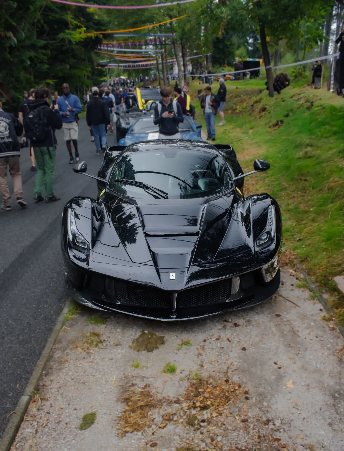 Hypercar nera vista frontalmente
