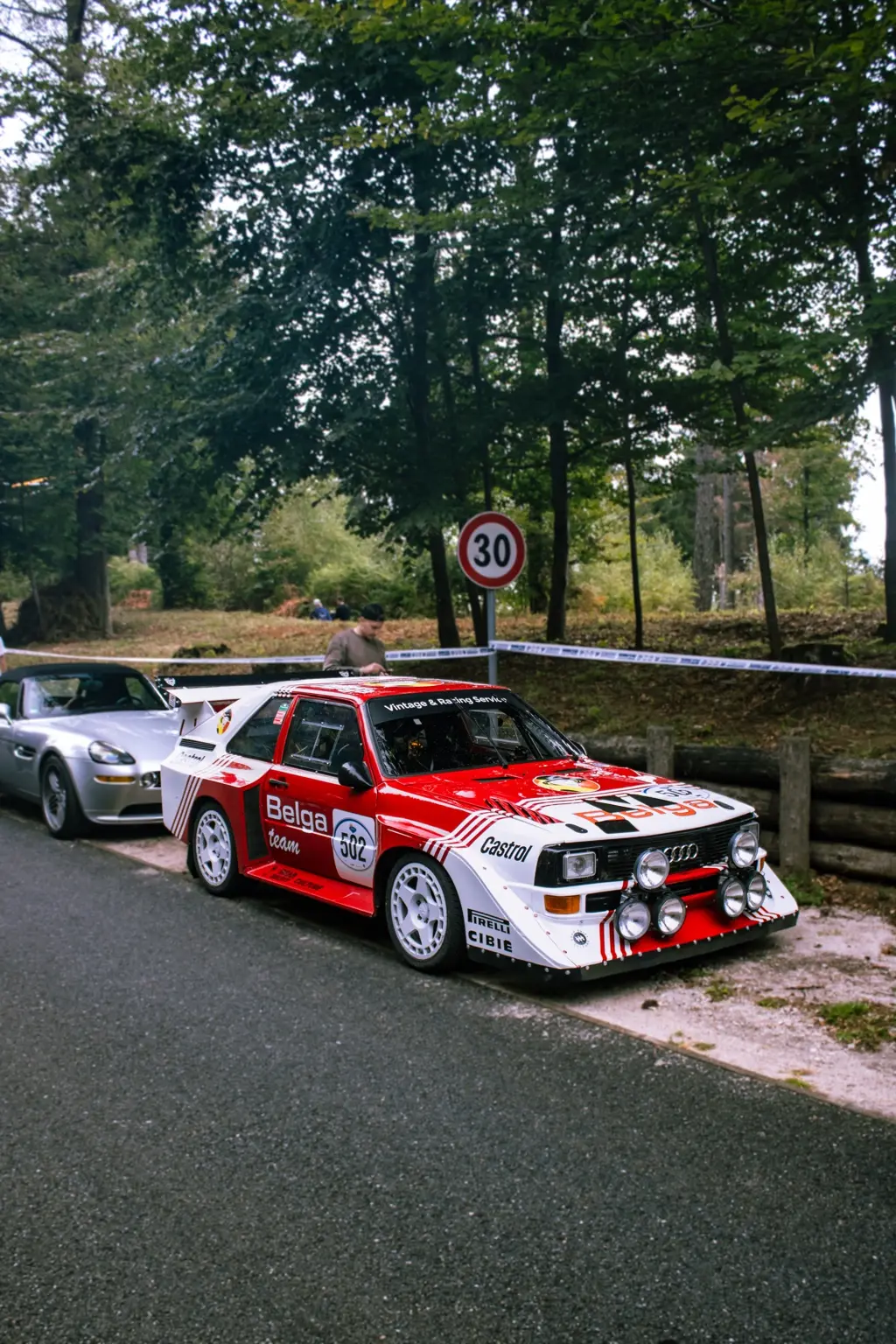 Dettaglio di una vettura da rally bianca e rossa