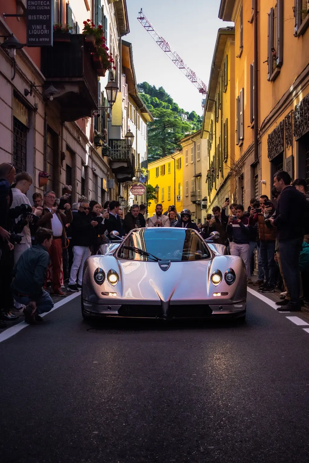 Pagani attraversa Cernobbio tra il pubblico