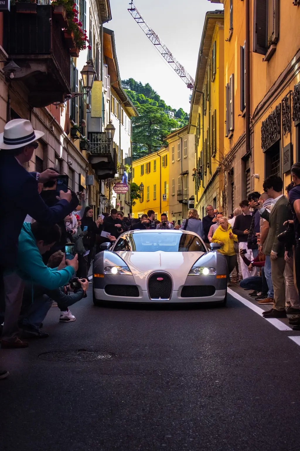 Hypercar argentata circondata da spettatori