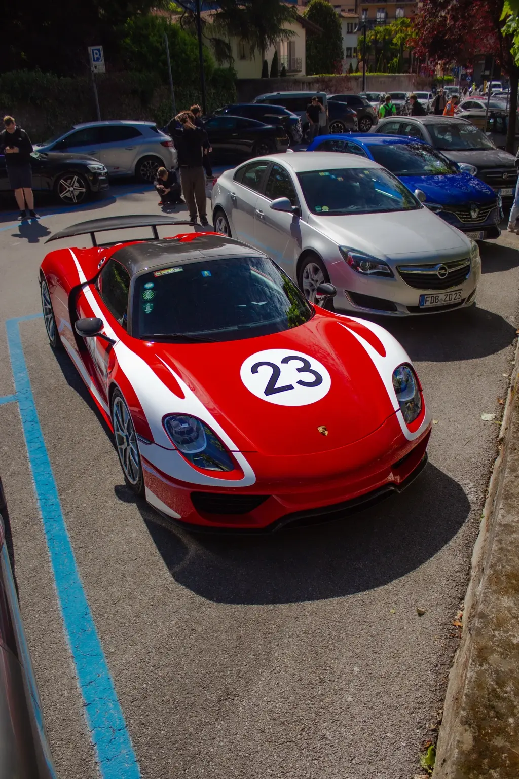 Porsche con livrea storica rossa e bianca