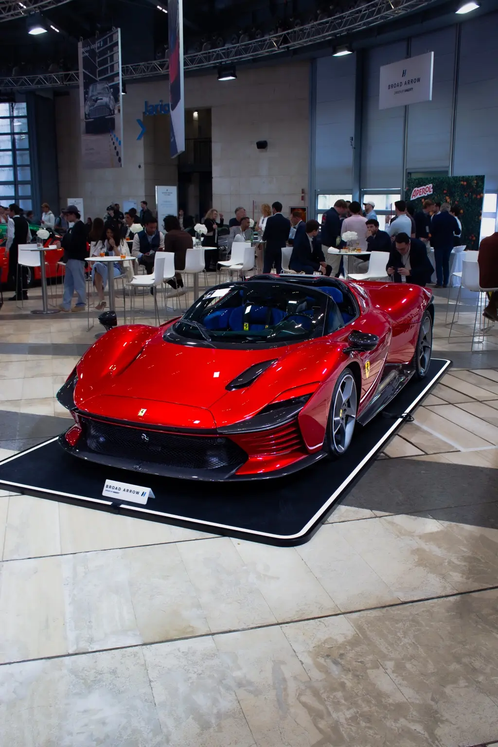 Hypercar rossa esposta in uno spazio interno