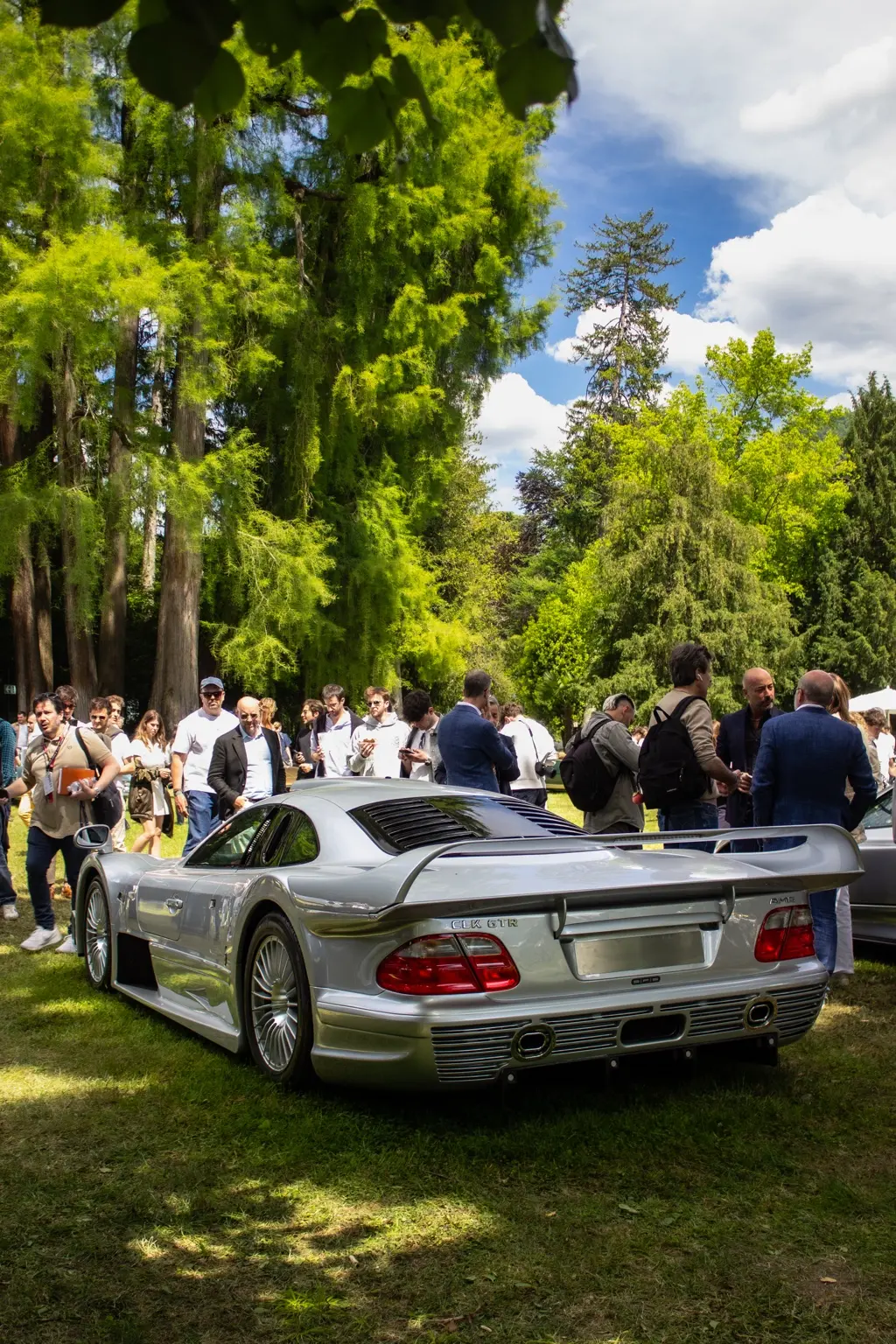 Supercar argentate esposte sotto gli alberi
