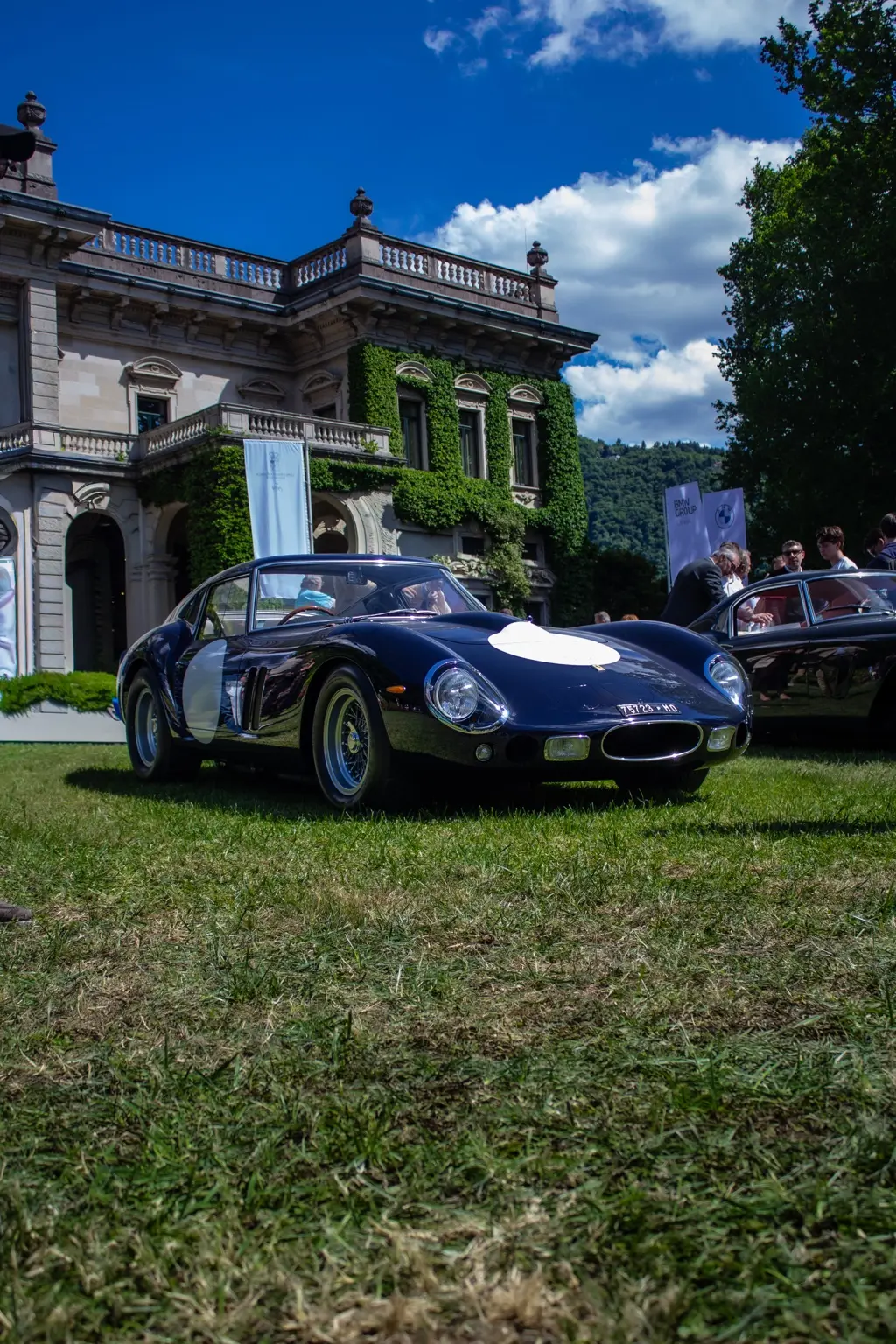 Ferrari classica blu davanti a Villa d’Este