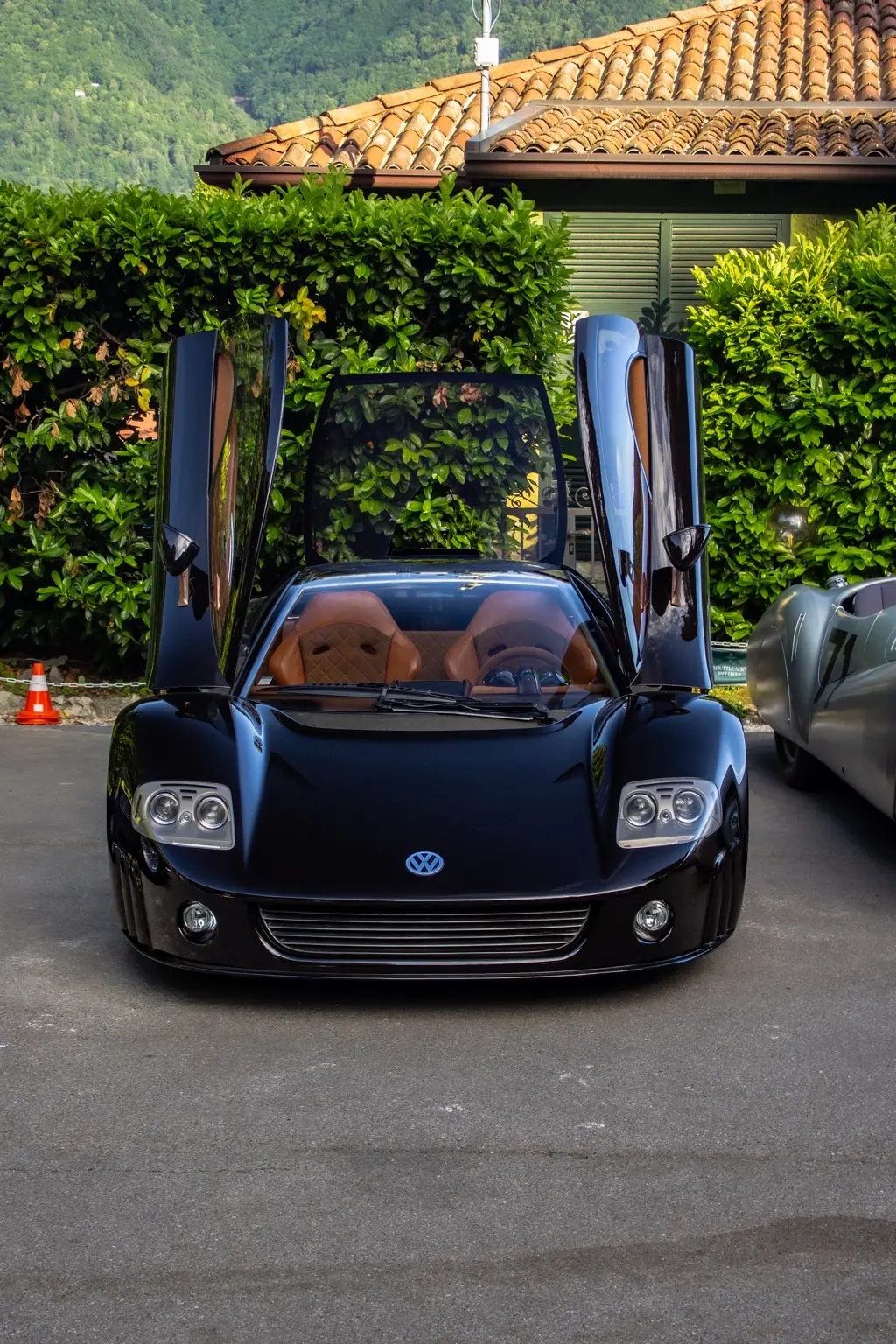 Concept car nera con portiere aperte verso l’alto