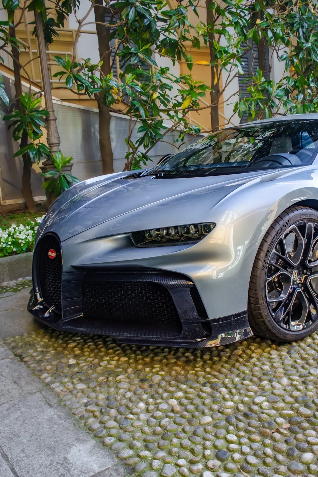 Dettaglio anteriore di una Bugatti argentata