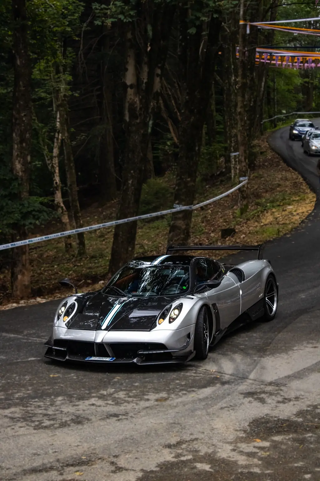 Hypercar argentata durante una cronoscalata