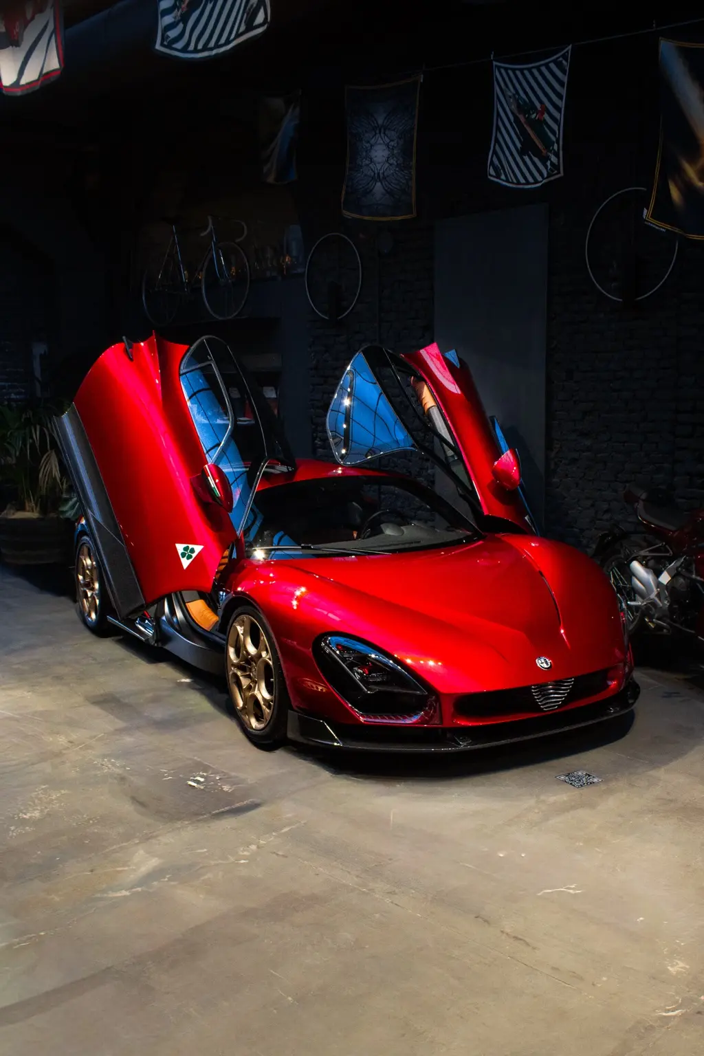 Supercar rossa con portiere aperte in esposizione